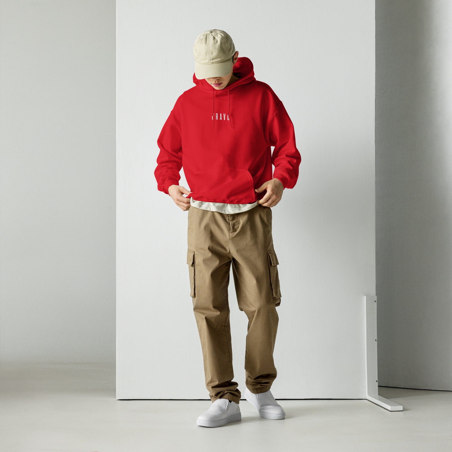 Hoodie Bravo rojo con modelo