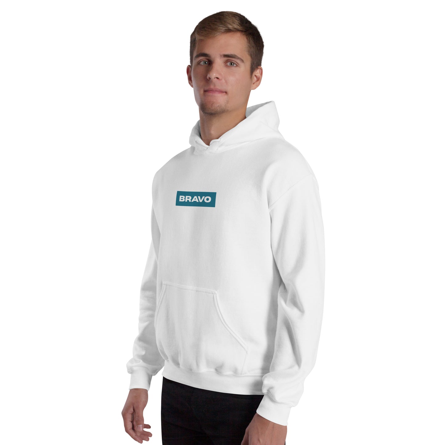 Modelo con hoodie blanca Bravo